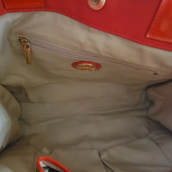 Tory Burch Red Shoulder Bag with Circular Emblem - Picture 5 of 9
